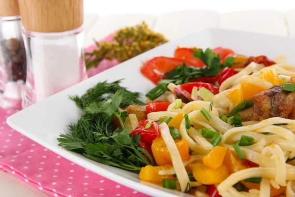 Nudeln mit Gemüse auf dem Teller in Großaufnahme — Stockfoto