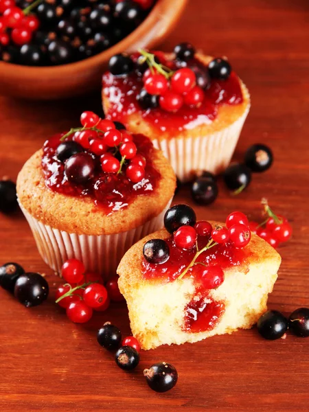 Ahşap masa üzerinde meyveleri ile lezzetli muffins — Stok fotoğraf