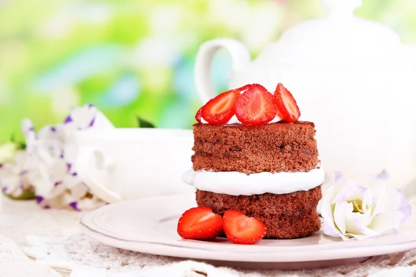 Bolo de chocolate com morango em mesa de madeira sobre fundo natural — Fotografia de Stock