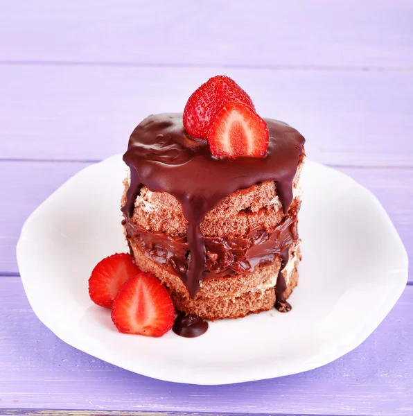 Bolo de chocolate com morango em mesa de madeira close-up — Fotografia de Stock