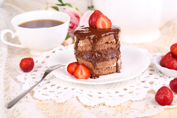 Schokoladenkuchen mit Erdbeere auf dem Tisch in Großaufnahme — Stockfoto