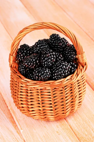 在上表特写柳条篮甜黑莓 — 图库照片