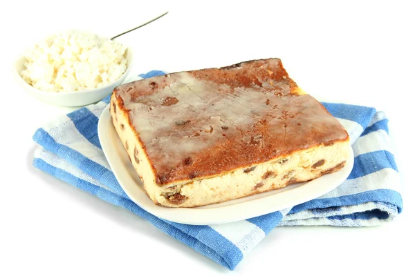 Caçarola de queijo com passas na placa em guardanapo isolado em branco — Fotografia de Stock