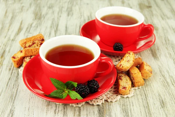 Kopjes thee met koekjes en blackberry op tabel close-up — Stockfoto