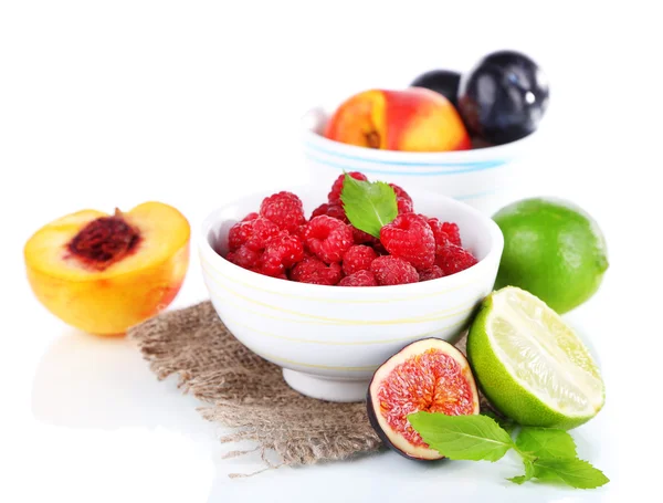 Himbeeren in kleiner Schüssel auf Sacktuch isoliert auf weiß — Stockfoto