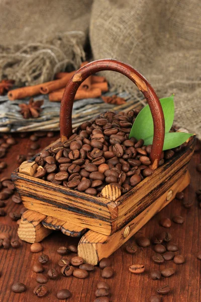 Kaffeebohnen im Holzkorb auf dem Tisch in Großaufnahme — Stockfoto