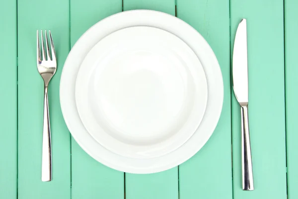 Plate and cutlery on wooden table close-up — Stockfoto