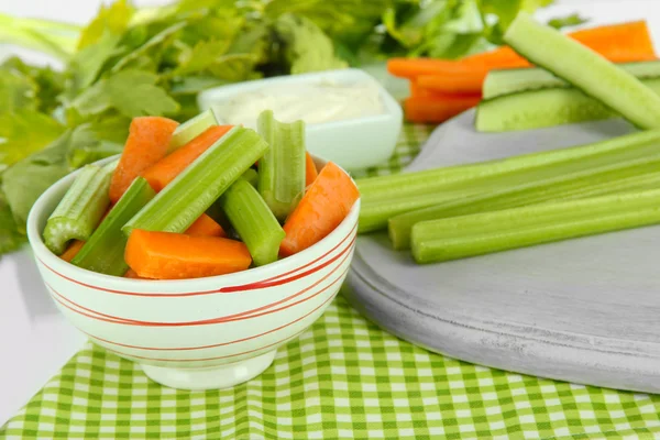 Φρέσκο πράσινο σέλινο με λαχανικά σε κοντινό πλάνο του πίνακα — Φωτογραφία Αρχείου