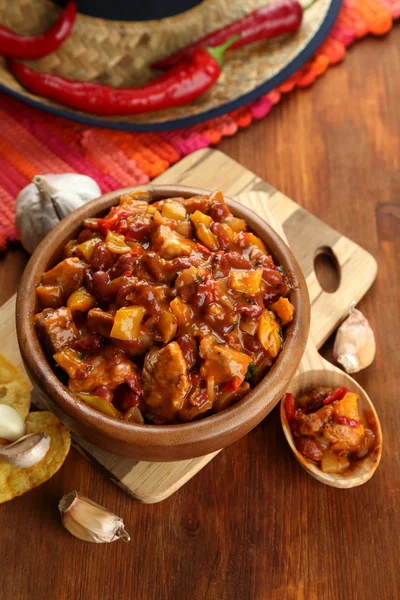 Chili Corn Carne - comida mexicana tradicional, em tigela de madeira, em guardanapo, em fundo de madeira — Fotografia de Stock