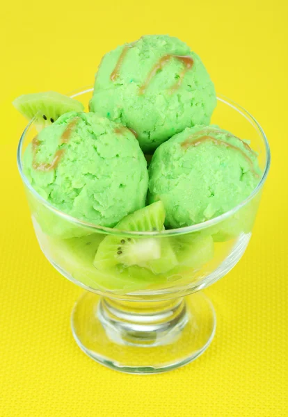 Delicioso helado sobre jarrón de vidrio sobre mantel amarillo — Foto de Stock