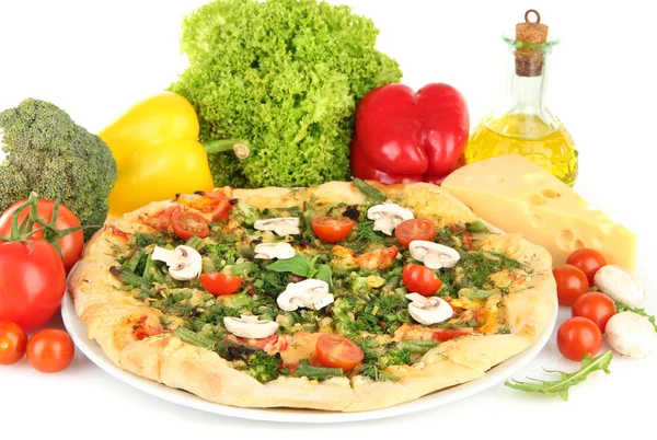 Sabrosa pizza vegetariana y verduras, aisladas en blanco —  Fotos de Stock