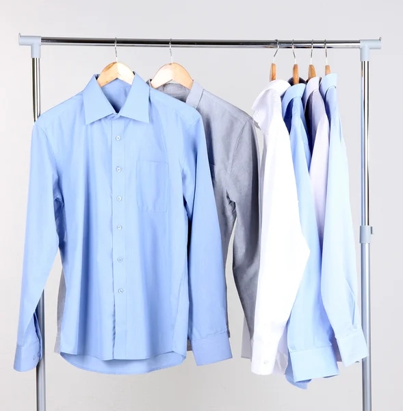 Office mannelijke kleding op hangers, op grijze achtergrond — Stockfoto