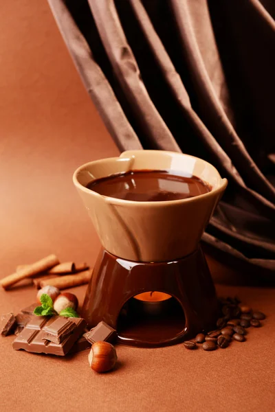Chocolade fondue, op bruine achtergrond — Stockfoto