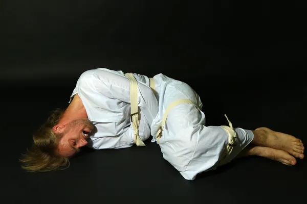 Hombre mentalmente enfermo con camisa de fuerza sobre fondo negro —  Fotos de Stock