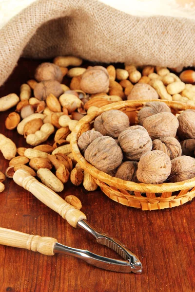 Cascanueces con tuercas en la mesa de madera de cerca — Foto de Stock