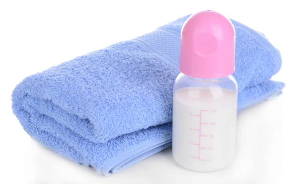 Biberón con leche y toalla aisladas en blanco — Foto de Stock
