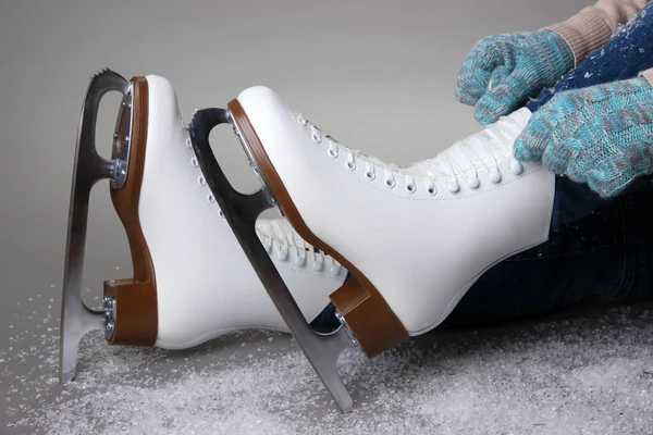 Gri arka plan üzerinde paten giymiş skater — Stok fotoğraf