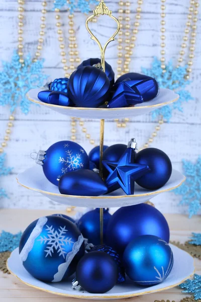 Boże Narodzenie dekoracje na deser stoją, na tle drewniane kolor — Zdjęcie stockowe