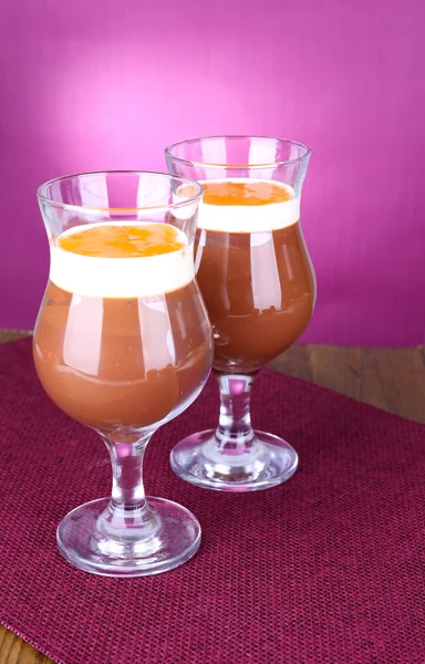 Postre de chocolate y caqui en la mesa sobre fondo púrpura —  Fotos de Stock