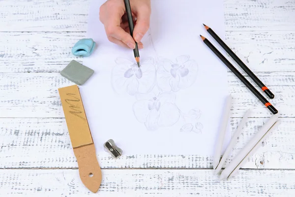 Disegna a mano uno schizzo con materiali artistici professionali, isolati su bianco — Foto Stock