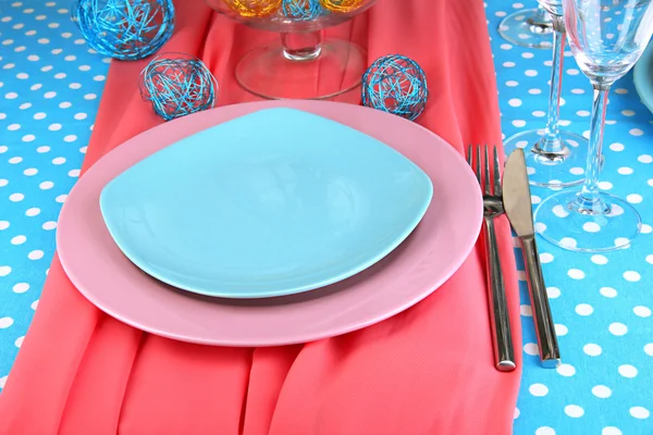 Tischservierungen mit buntem Geschirr in Nahaufnahme — Stockfoto