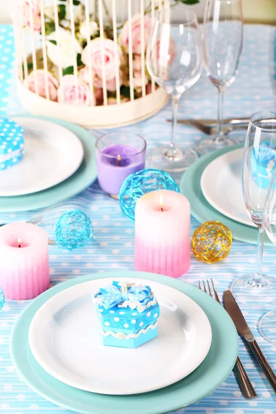 Service de table avec vaisselle colorée close-up — Photo