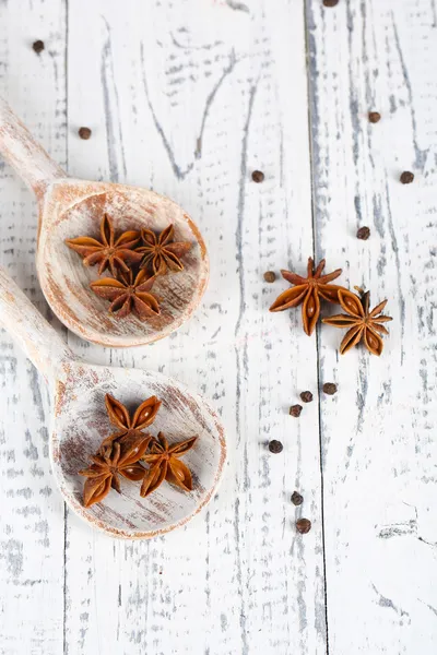 yıldız anason, tahta kaşık, ahşap zemin üzerinde
