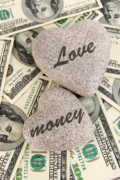 爱情和金钱的概念。心型石头和美国货币靠拢. — 图库照片