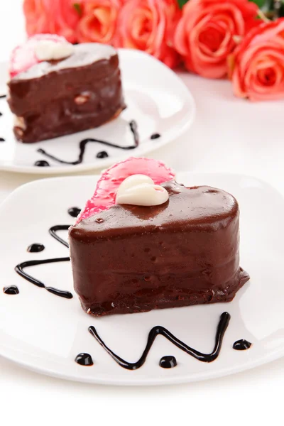 Süße Kuchen mit Schokolade auf Teller in Großaufnahme — Stockfoto