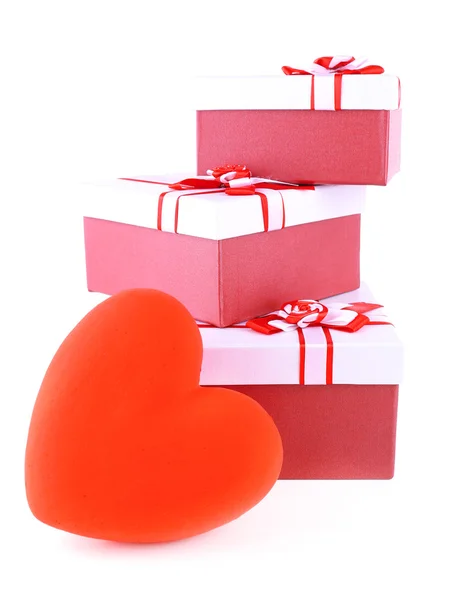 Montón de cajas de regalo y corazón decorativo, aislado en blanco —  Fotos de Stock