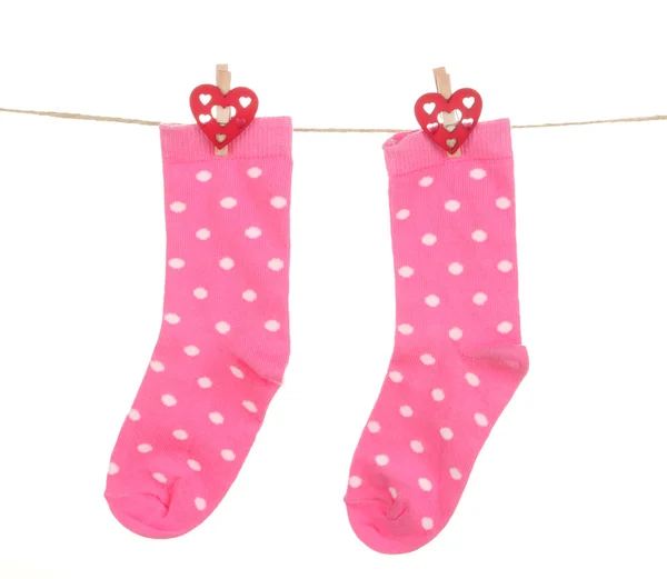 Socken hängen an der Wäscheleine isoliert auf weiß — Stockfoto