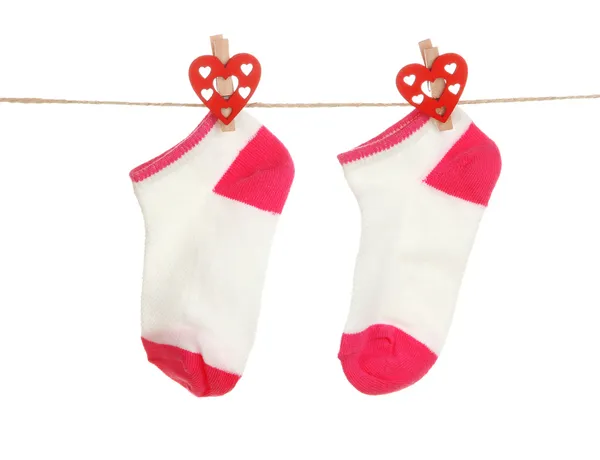 Socken hängen an der Wäscheleine isoliert auf weiß — Stockfoto