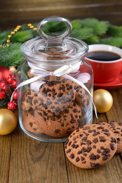 Délicieux biscuits de Noël en pot sur la table close-up — Photo