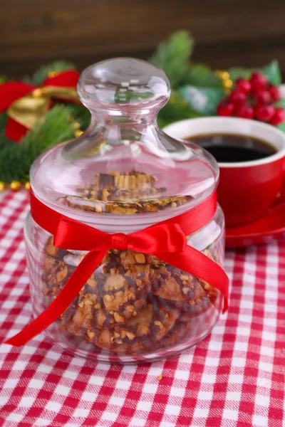 Heerlijke kerstkoekjes in pot op tafel op houten achtergrond — Stockfoto