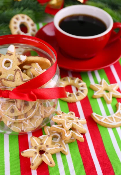 Läckra pepparkakor i burken på bordet närbild — Stockfoto