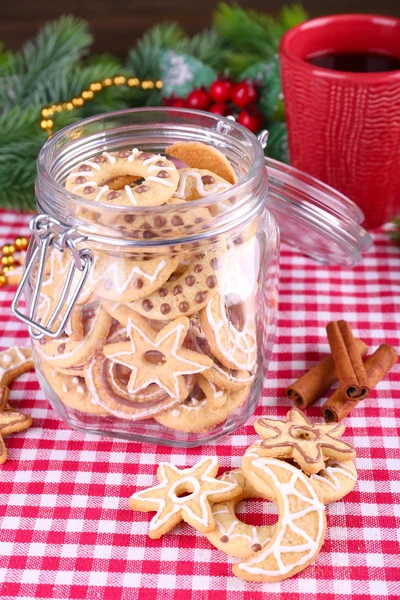 Deliciosos biscoitos de Natal em frasco na mesa close-up — Fotografia de Stock