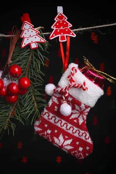 Calcetín de Santa y accesorios navideños sobre fondo negro con luces — Foto de Stock