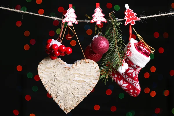 Calcetín de Santa y accesorios navideños sobre fondo negro con luces — Foto de Stock