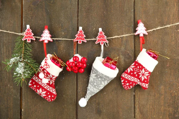 Accessoires de Noël suspendus au mur en bois gris — Photo