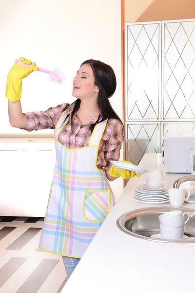 Piękna młoda kobieta, mycie naczyń w kuchni — Zdjęcie stockowe