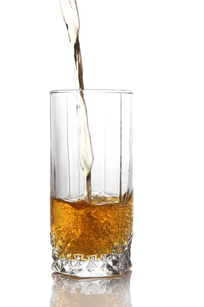 Saft in Glas isoliert auf weiß gießen — Stockfoto
