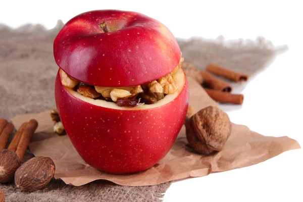 Gefüllte Äpfel mit Nüssen und Zimt auf Sacktuch aus nächster Nähe — Stockfoto