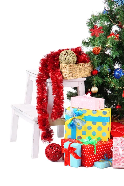 Árbol de Navidad decorado con regalos aislados en blanco — Foto de Stock