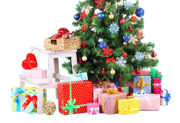 Díszített karácsonyfa, ajándékok, elszigetelt fehér — Stock Fotó