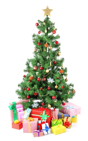 ギフト白で隔離されると飾られたクリスマス ツリー — ストック写真