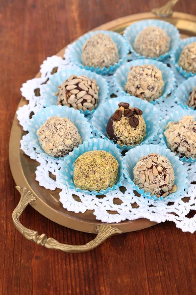 Set von Schokoladenbonbons, auf Tablett, auf Holzgrund — Stockfoto