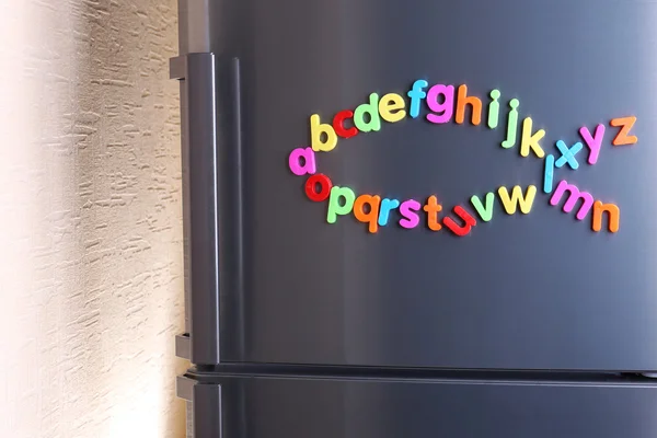 Kleurrijke magnetische letters op koelkast — Stockfoto