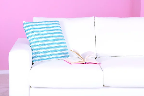 Білий диван крупним планом в кімнаті на рожевому фоні — стокове фото