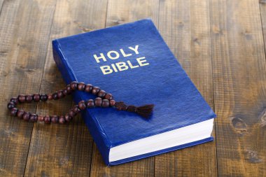 ahşap masa yakın çekim üzerinde çapraz ile İncil