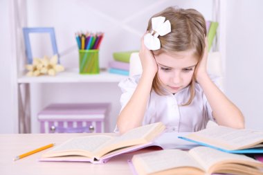 küçük kız, resepsiyon odasında oturmak